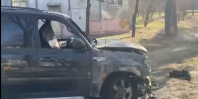 В Киеве сгорел припаркованный на газоне внедорожник: видео