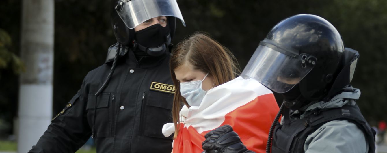 В Беларуси протесты набирают обороты: силовики применяют оружие и водометы