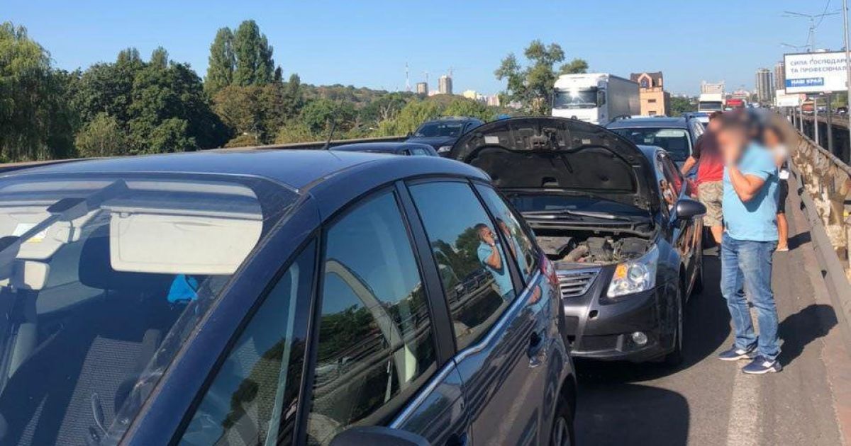 На Южном мосту в Киеве произошло ДТП с участием трех автомобилей