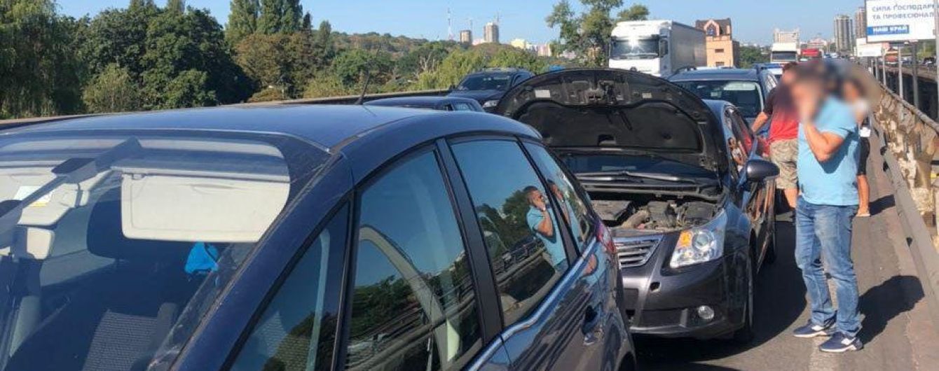 На Південному мосту у Києві сталася ДТП за участю трьох автомобілів