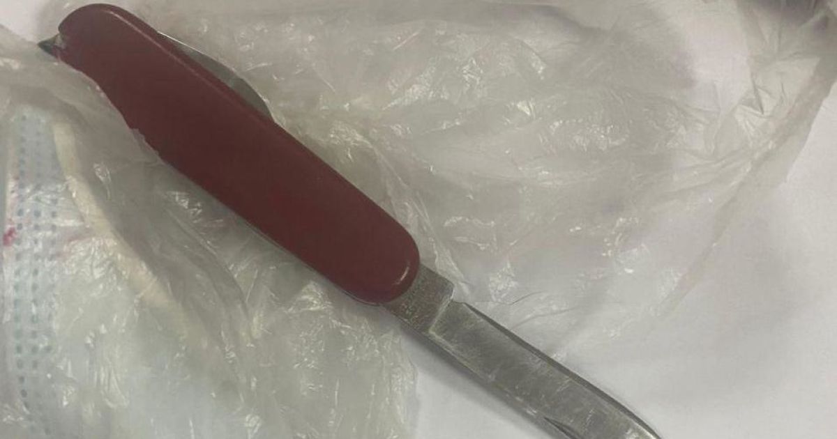 У Києві чоловік прийшов додому з ножовим пораненням і помер просто у коридорі