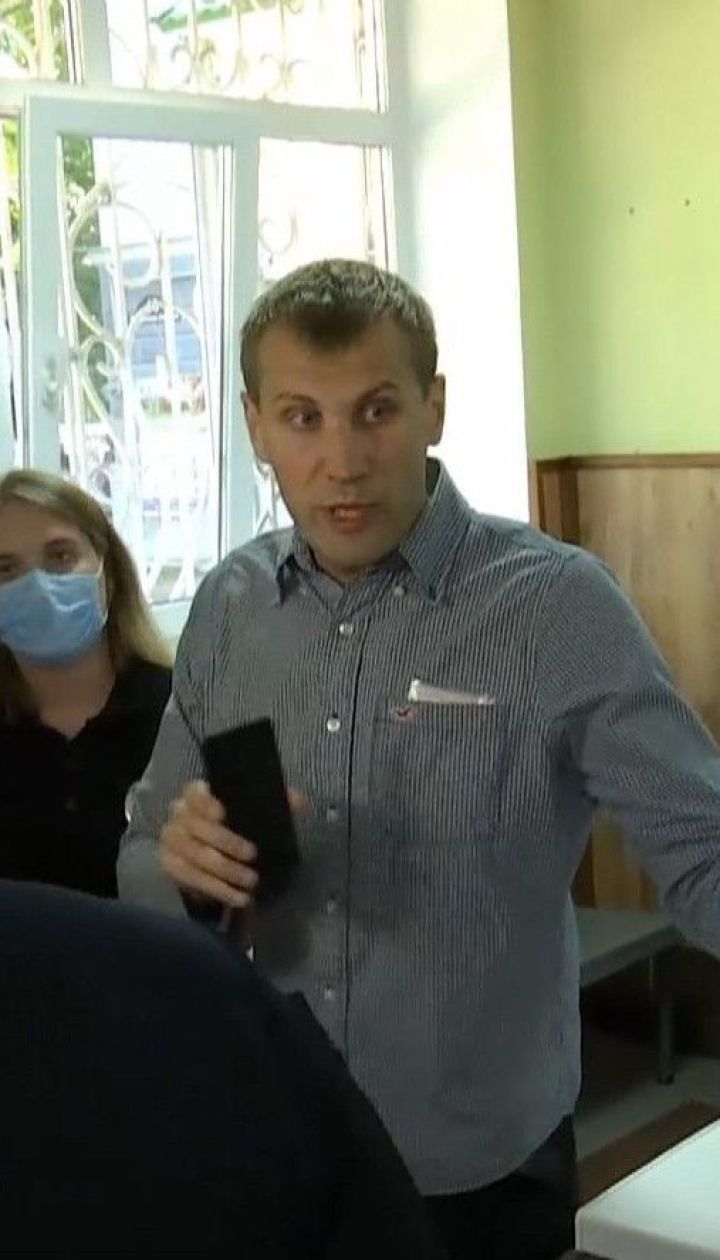 В Сумах мужчина не может попасть на заседание суда, потому что не хочет одевать маску