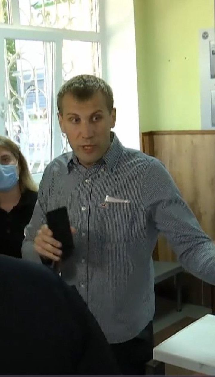 У Сумах чоловік не може потрапити на засідання суду, бо не хоче одягати маску