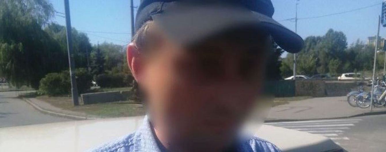 В Киеве женщина попила чая с незнакомцем на заправке, а пришла в себя без денег и телефонов