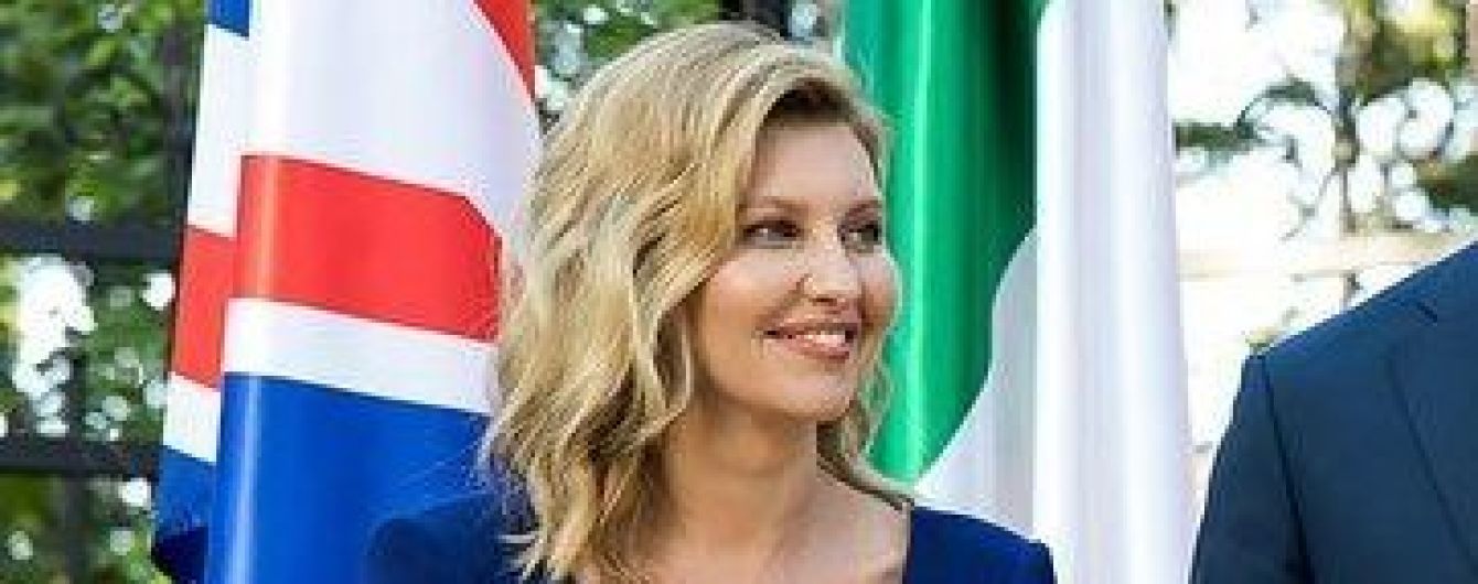 В синем платье с асимметричным вырезом: Елена Зеленская продемонстрировала стройную фигуру