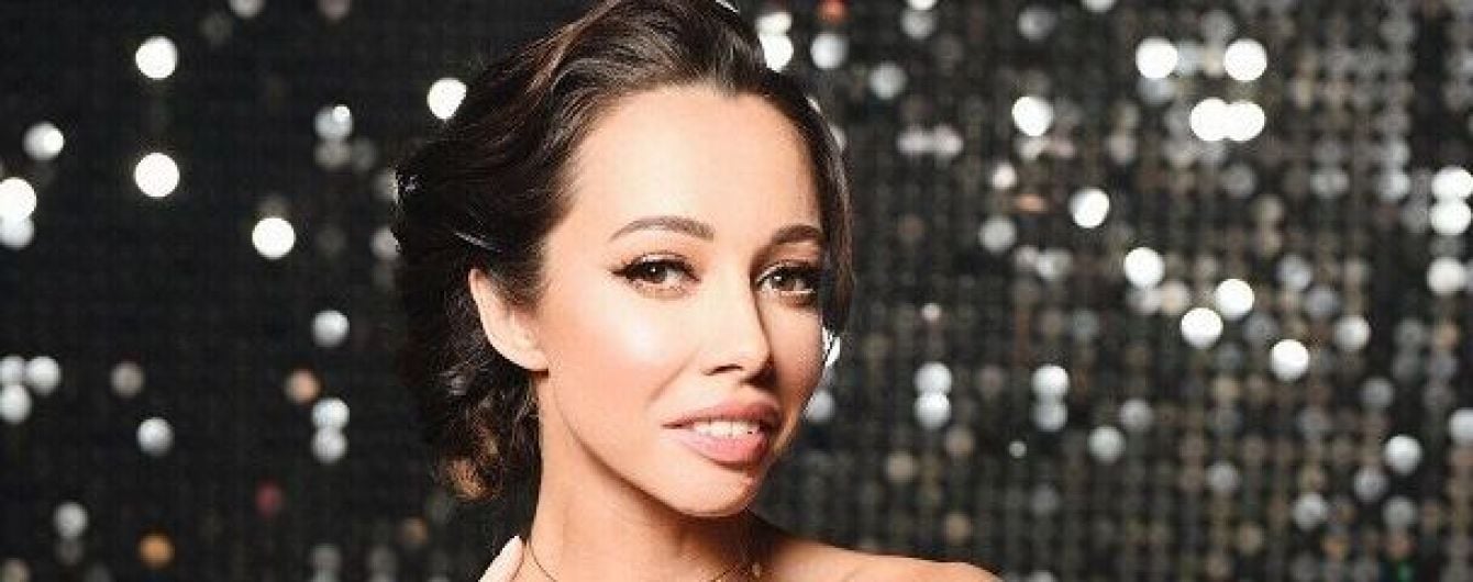 С акцентом на обнаженных плечах: Екатерина Кухар похвасталась элегантным образом в винтажном платье Dior
