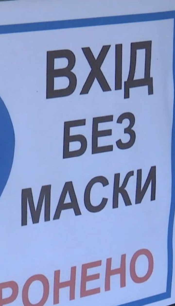 У Сумах чоловіка без маски 4 рази не впустили до суду, уп`яте він прийшов із групою підтримки