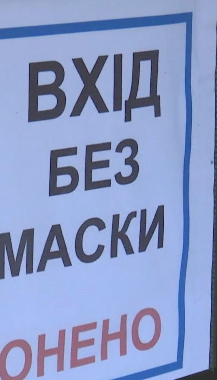 В Сумах мужчину без маски 4 раза не пустили в суд, в пятый раз он пришел с группой поддержки