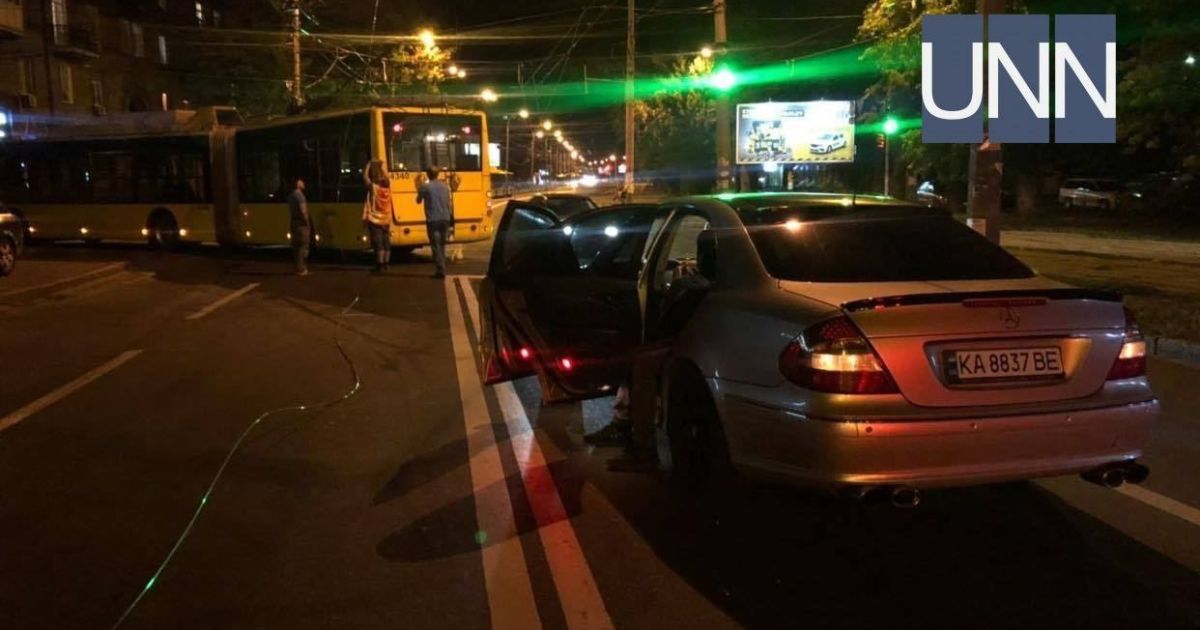 У Києві на Подолі у тролейбуса обірвалися дроти та пошкодили Mercedes