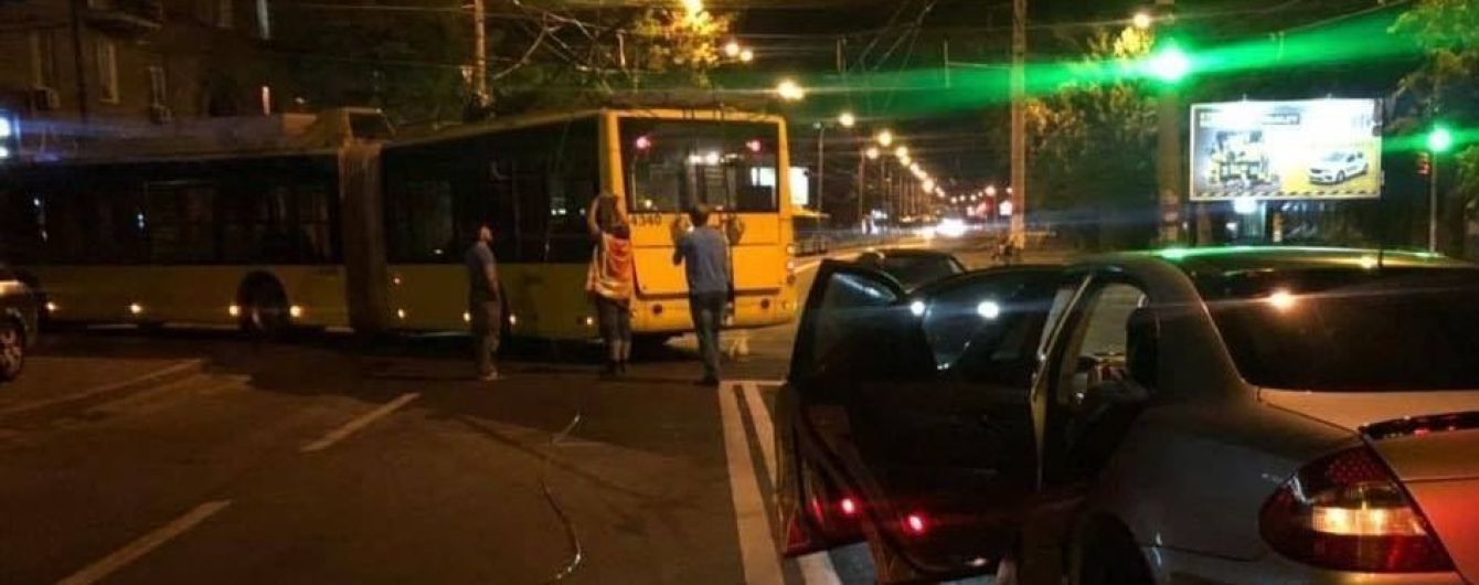 В Киеве на Подоле у троллейбуса оборвались провода и повредили Mercedes