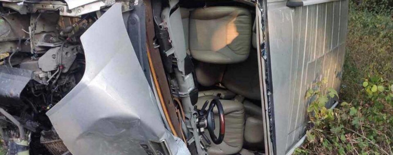 На трасі Львів-Самбір водій мікроавтобуса збив на смерть жінку: з'явилось фото