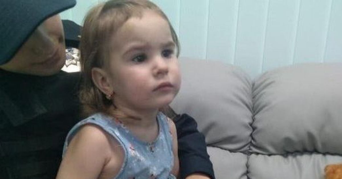 У Києві загубилася дворічна дівчинка, шукають її батьків: фото