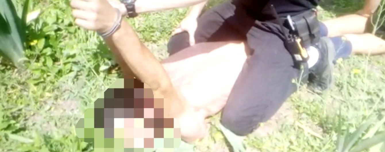 Заломил руки и держал в позе "ласточки": в Днепре патрульный пытал задержанного