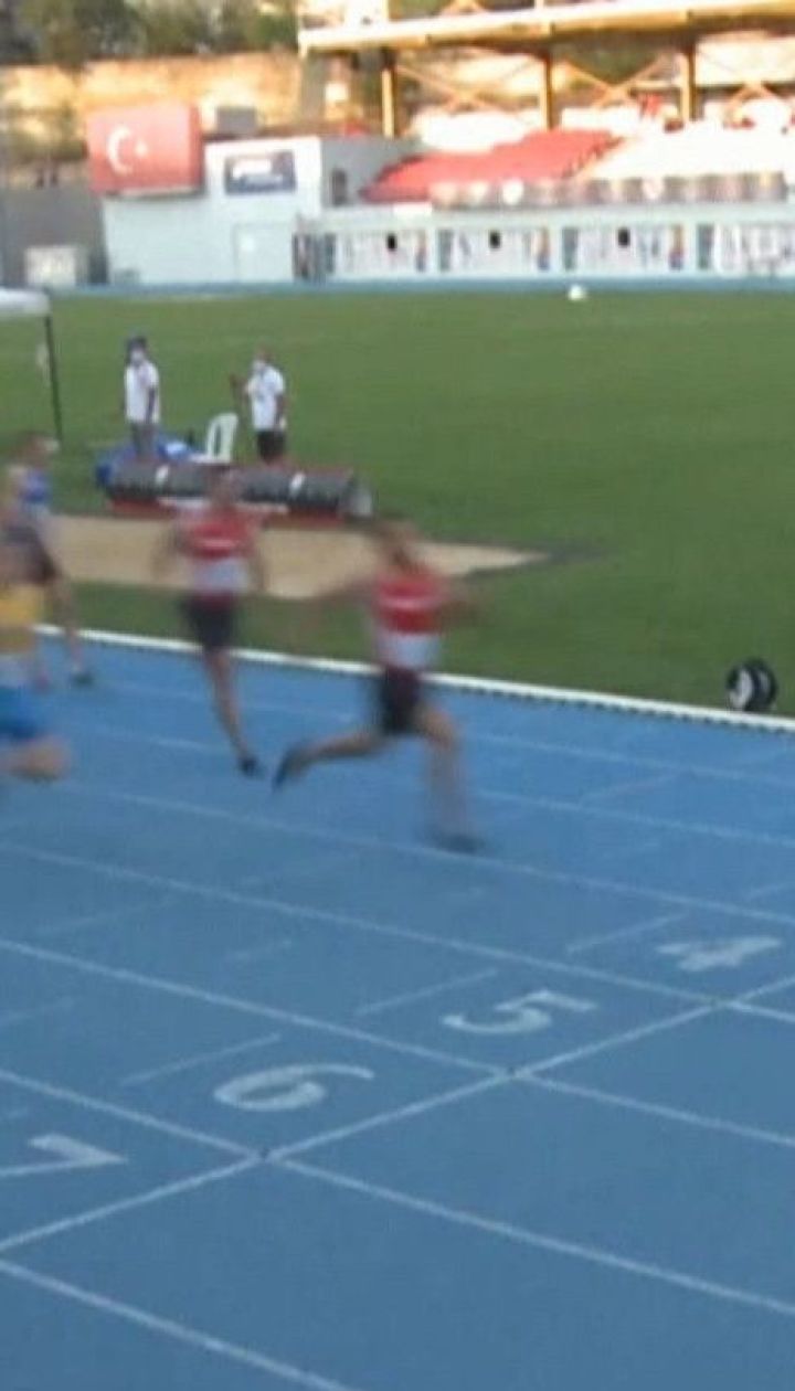 Безпритульний кіт ледь не зірвав стометрівку на чемпіонаті з бігу