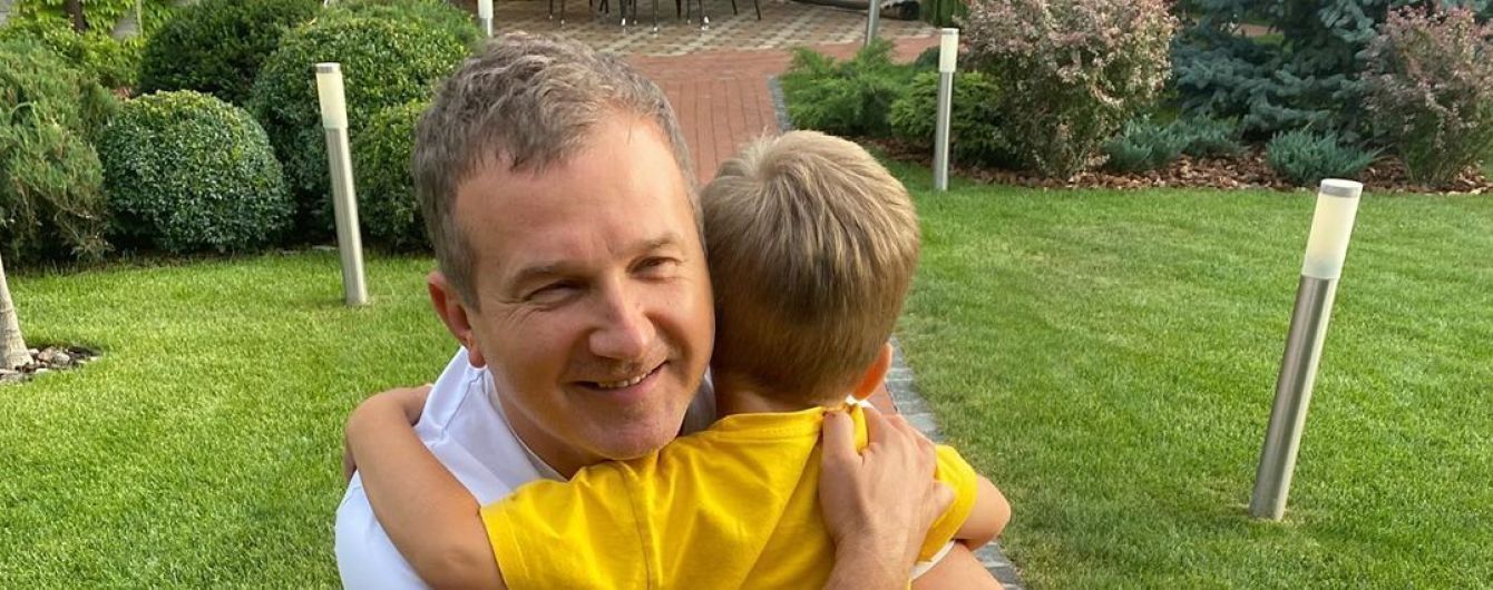 Зосереджений Юрій Горбунов з пензликом у руках показав, як малює з трирічним сином