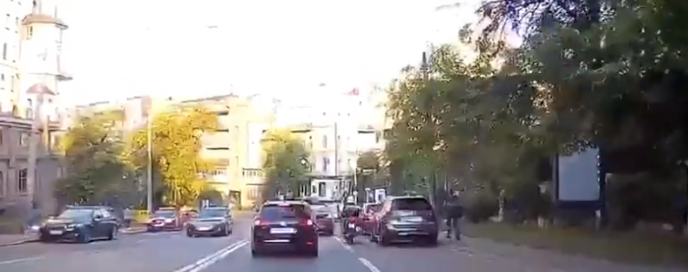 У центрі Києва пасажир у заторі невчасно відчинив дверцята авто і в них влетів мотоцикліст