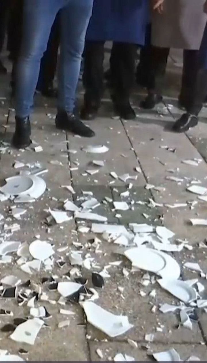 В Израиле работники тель-авивских ресторанов разбили тарелки в знак протеста против карантина