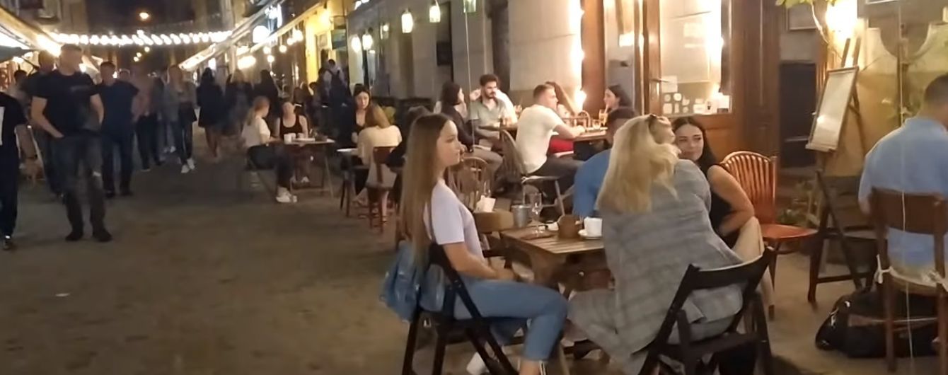 Без масок та соціальної дистанції: як розважаються у центрі Львова