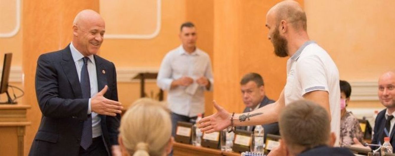 Городской голова и одесский журналист пожали друг другу руку в знак примирения