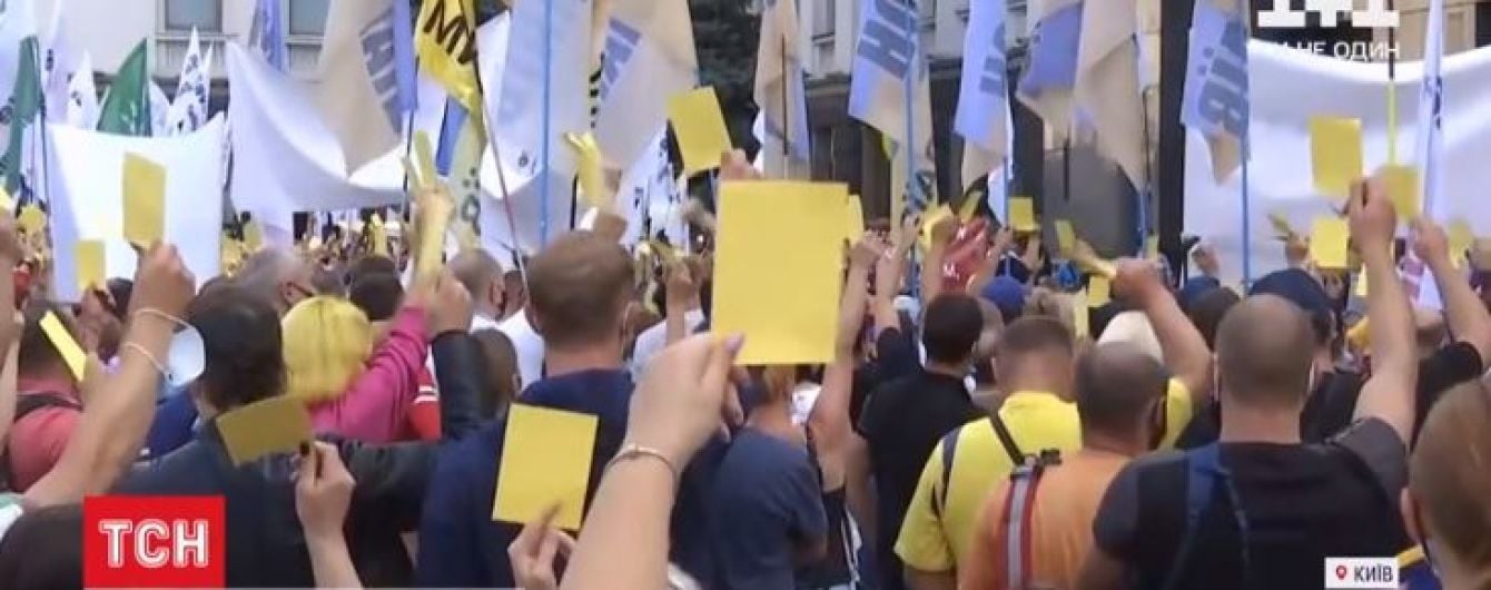 Желтая карточка власти: в столице частные предприниматели пикетируют правительственные здания