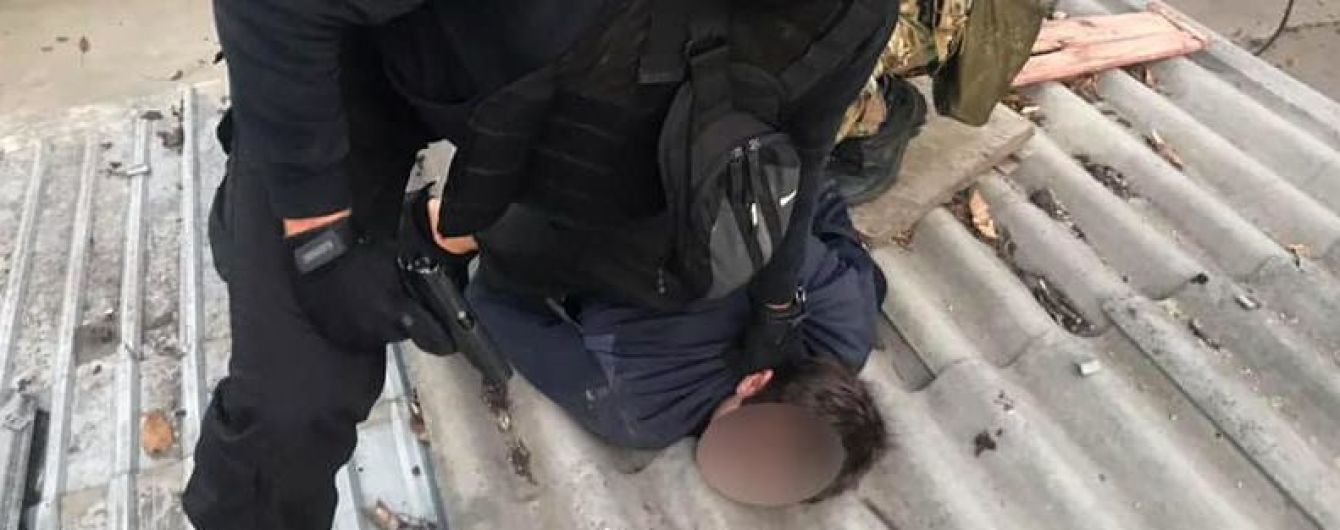 З переслідуванням і ризиком для життя: в Одесі затримали озброєних розбійників, які зв’язали дитину