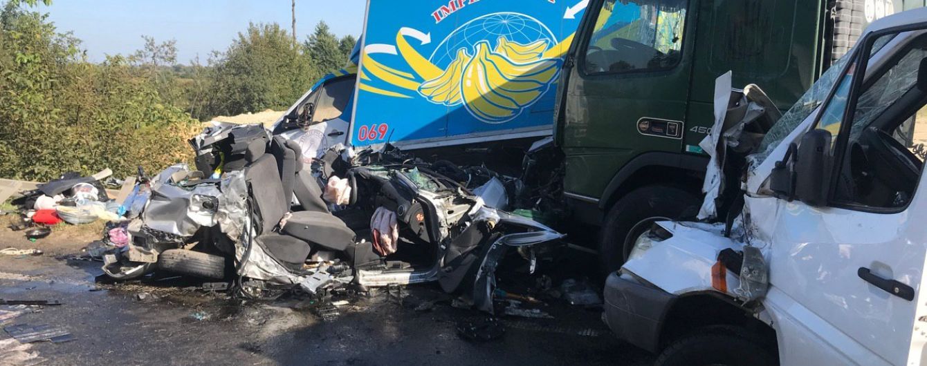 В масштабній ДТП біля Львова зіткнулись шість автомобілів: з'явилося фото
