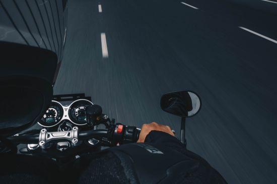 У Києві мотоцикл влетів в таксі: що сталося
