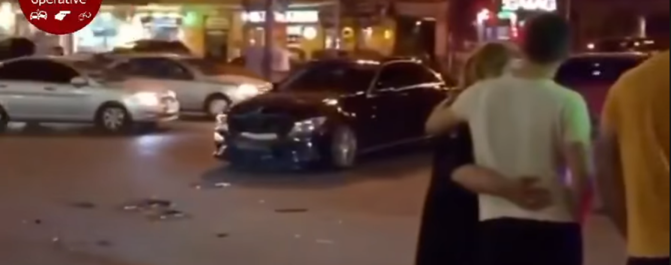 ДТП в центре Киева: в результате столкновения Mercedes и Skoda, последнюю отбросило на тротуар