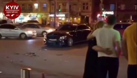 ДТП в центре Киева: в результате столкновения Mercedes и Skoda, последнюю отбросило на тротуар