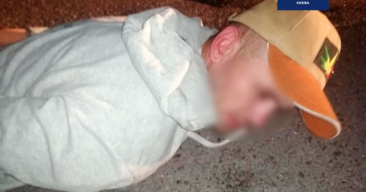 Сидел на скамейке с женской сумкой: в Киеве благодаря наблюдательному прохожему задержан грабитель