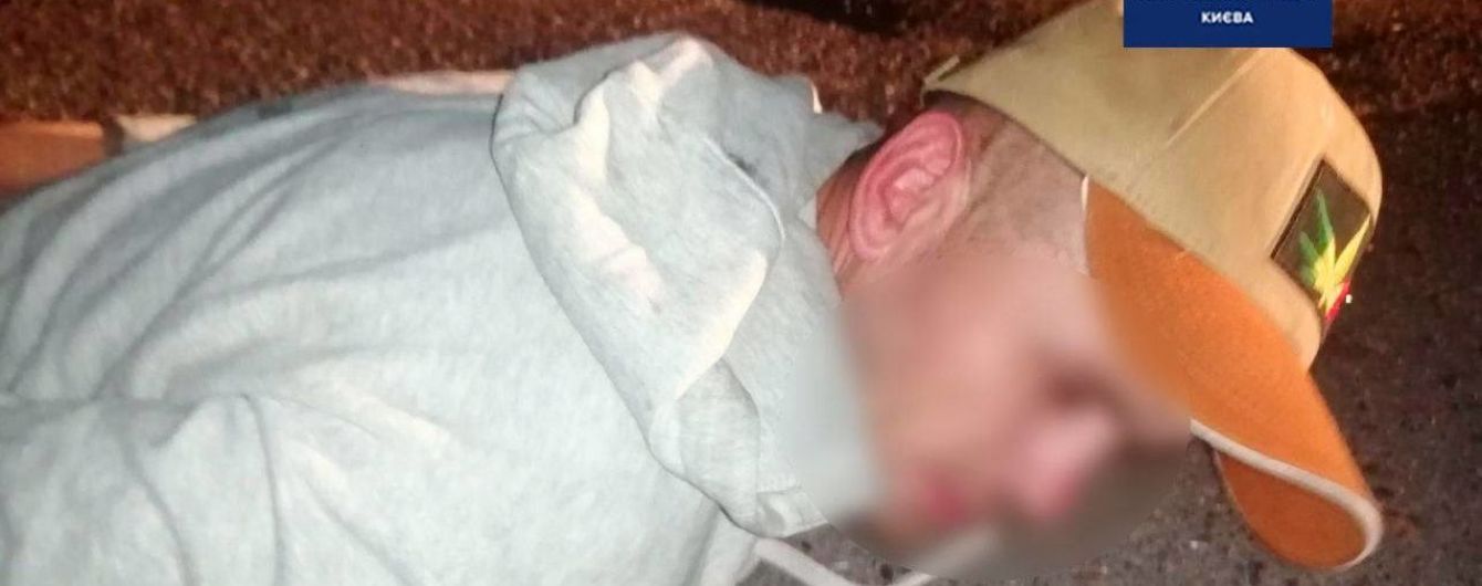 Сидів на лавці з жіночою сумкою: у Києві завдяки пильному перехожому поліція затримала грабіжника