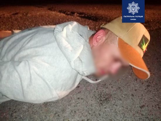 Сидів на лавці з жіночою сумкою: у Києві завдяки пильному перехожому поліція затримала грабіжника