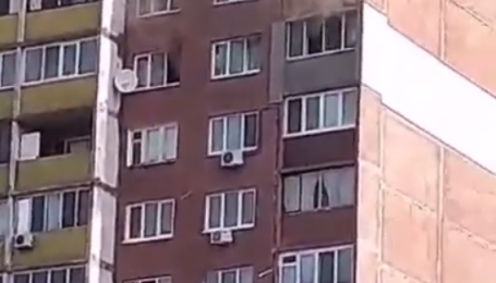 В Киеве на Троещине пылает квартира: появилось видео