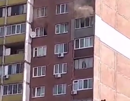 У Києві на Троєщині палає квартира: з'явилося відео