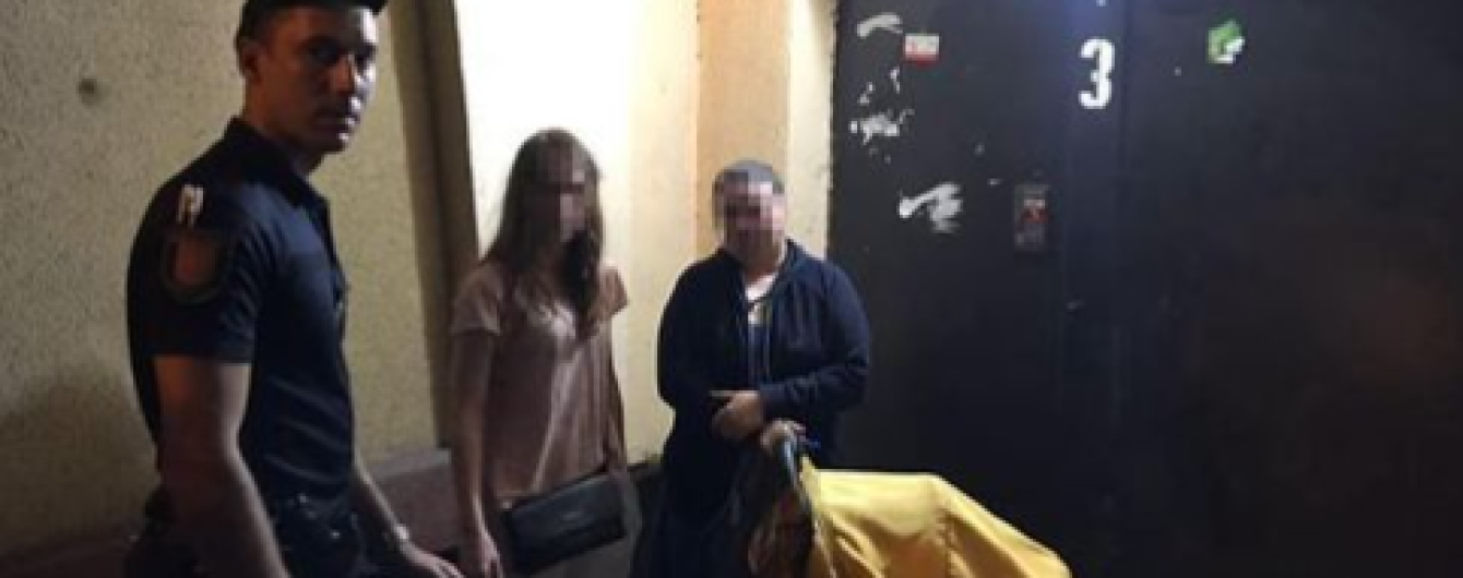 В Одессе нетрезвая мать гуляла с младенцем по проезжей части и бросалась в драку