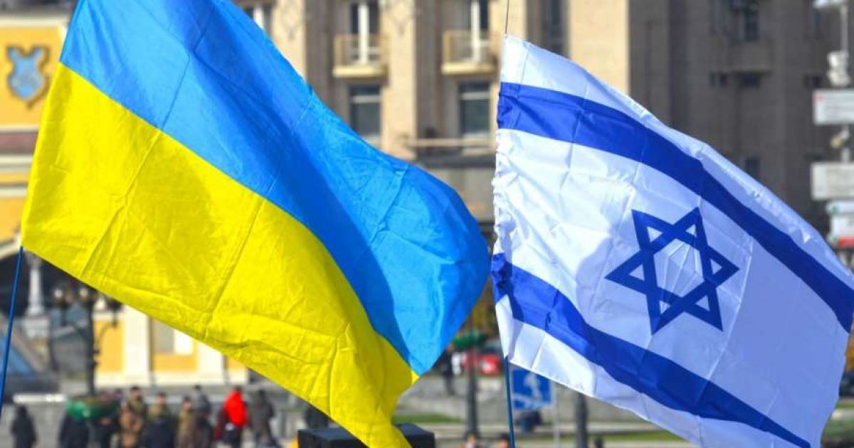 Україна не винна — винен коронавірус: хасиди заспівали гімн України на білоруському кордоні