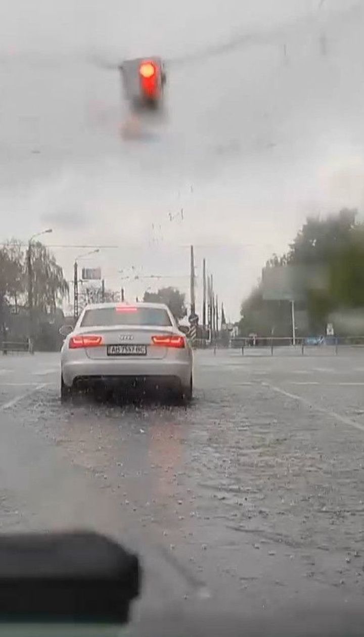 Осінь із різким похолоданням: у столиці потужна злива та шквальний вітер наробили лиха