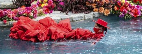 Вагітна Коко Роша на показі мод пірнула в басейн в сукні зі шлейфом