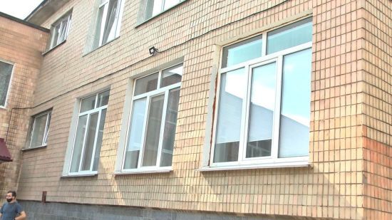 Один вкоротив собі віку, іншого втримали за ноги: у Харкові пацієнти з COVID-19 стрибають з вікон