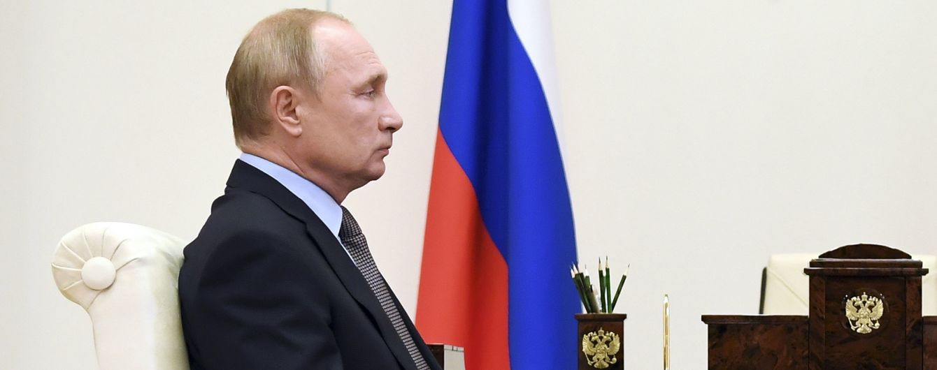"Кількість абсурду зростає": у Путіна різко відреагували на пляшку води з "Новачком" у номері Навального