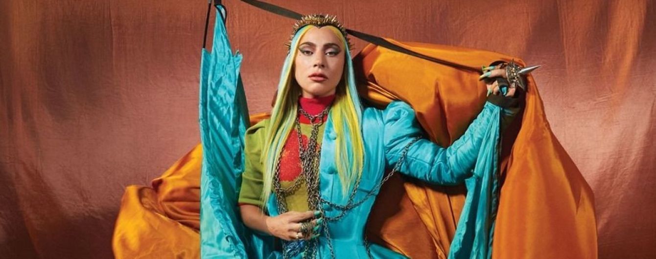 Платье от Valentino, маска на глазах и перчатки с когтями: Леди Гага удивила тремя разными образами