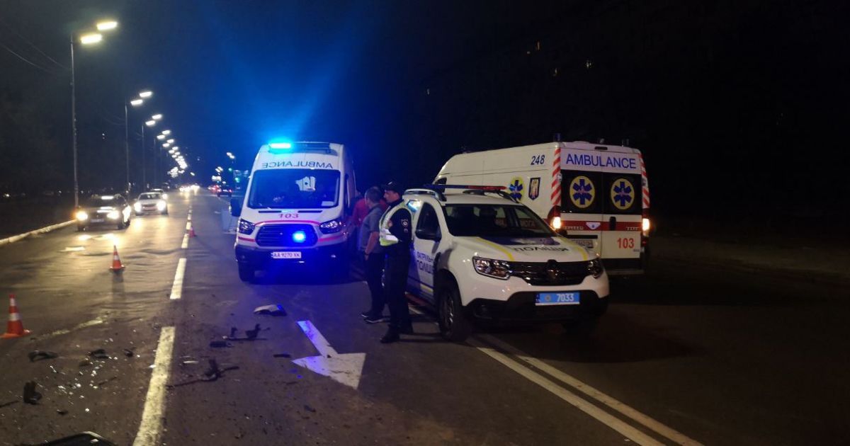 У Києві захмелілий водій Skoda протаранив "швидку": є постраждалі