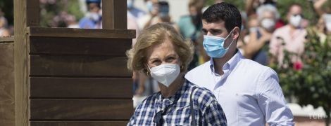 В сорочці і джинсах: 81-річна королева Софія з волонтерами прибирала пляж