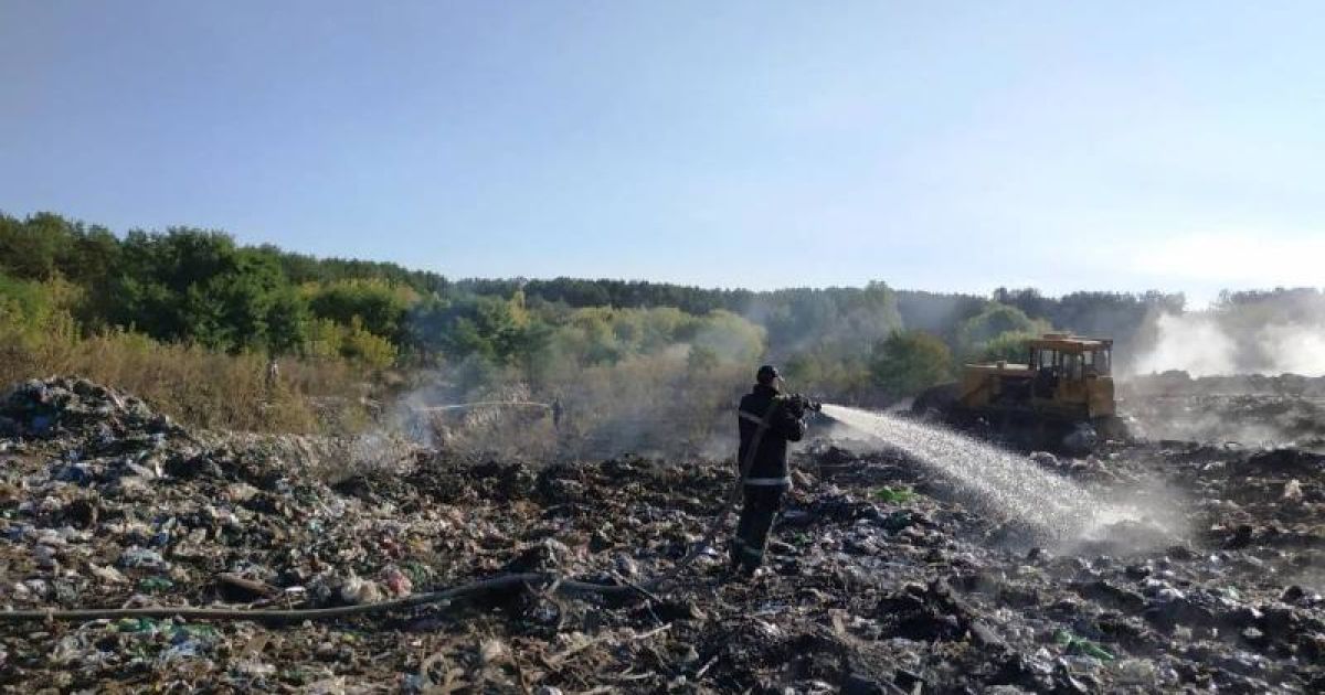 В Житомирской области вспыхнула свалка: огонь мог перекинуться на лес