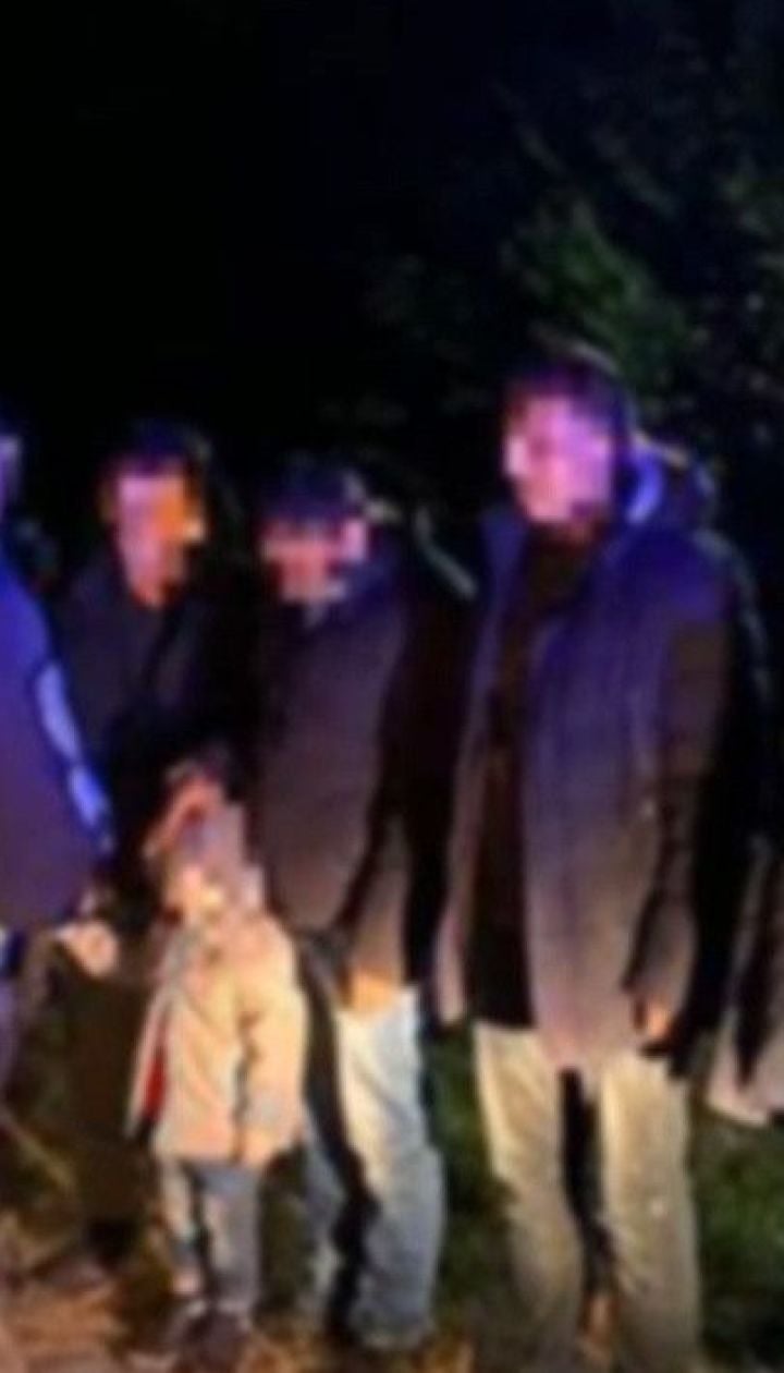 Нелегали у багажнику: на Закарпатті правоохоронці зупинили автівку, забиту мігрантами