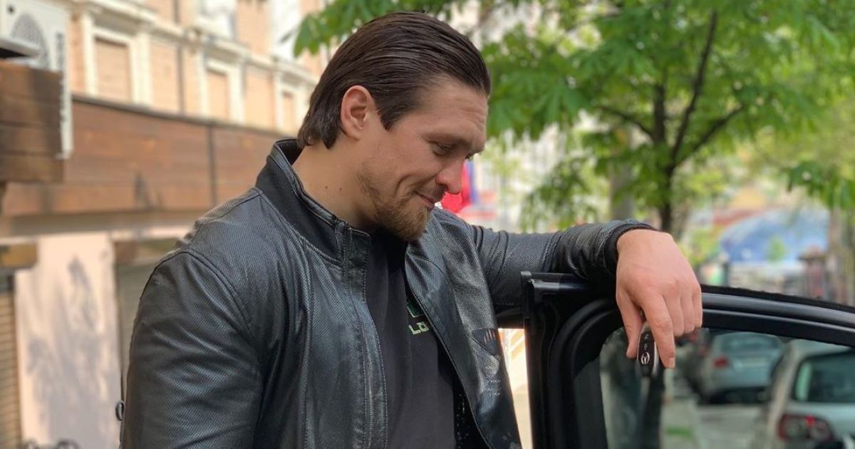 Погоцал возле "Кабана": Усик признался в любви культовому автомобилю