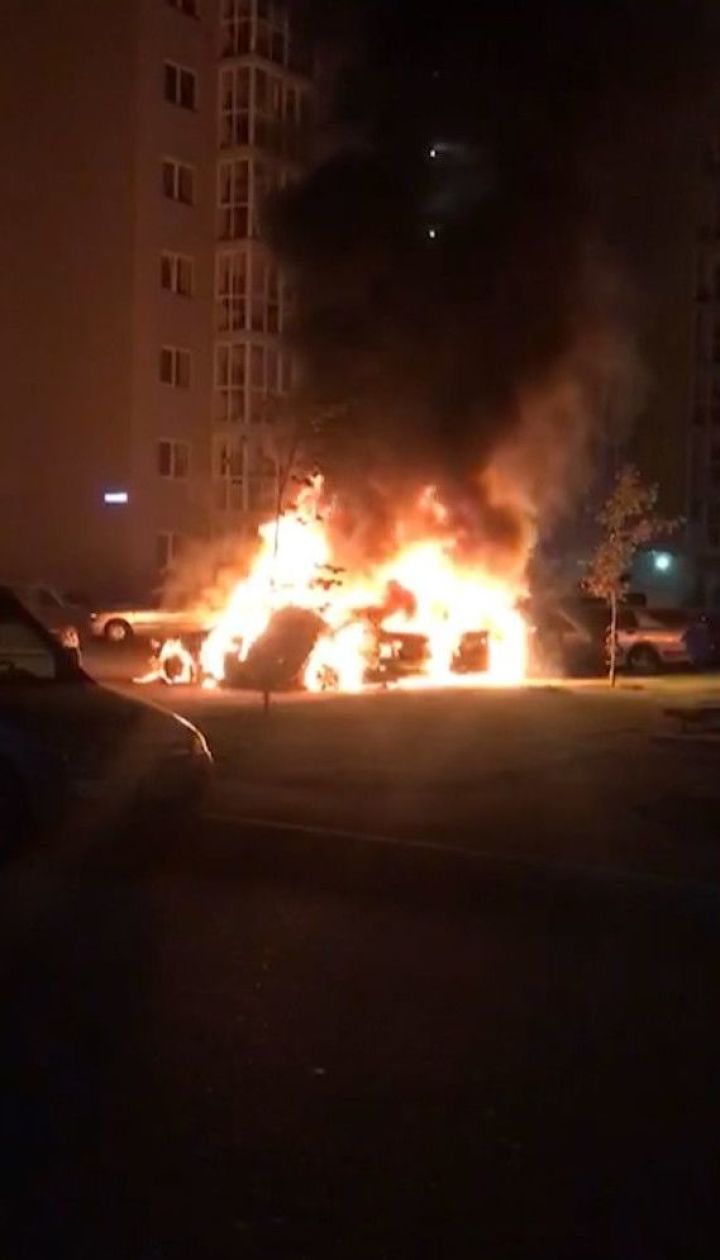 У Києві на парковці згоріли три автівки