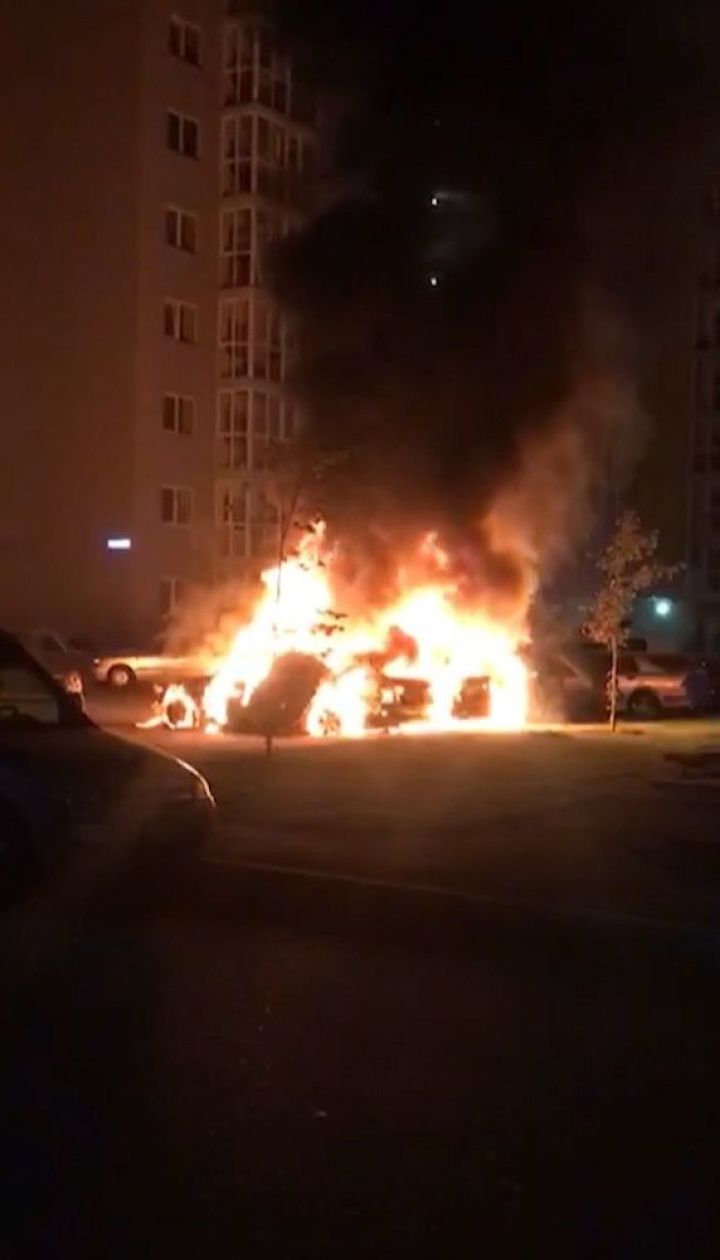 В Киеве на парковке сгорели три автомобиля