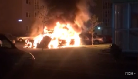 В Киеве на парковке сгорели три автомобиля, соседи предполагают поджог