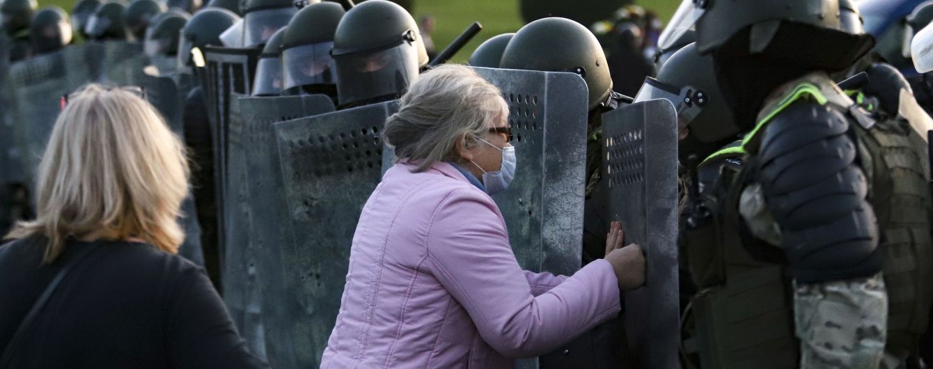 У Білорусі з новою силою вибухнули протести: силовики розганяли людей водометами та били кийками
